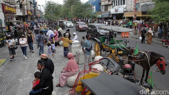 Yogyakarta masih PPKM Level 4, namun wisatawan telah memadati kawasan Malioboro. Begini potretnya.