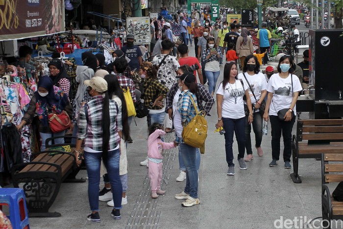 Yogyakarta masih PPKM Level 4, namun wisatawan telah memadati kawasan Malioboro. Begini potretnya.