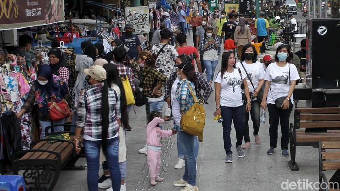 Yogyakarta masih PPKM Level 4, namun wisatawan telah memadati kawasan Malioboro. Begini potretnya.