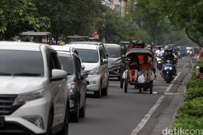 Yogyakarta masih PPKM Level 4, namun wisatawan telah memadati kawasan Malioboro. Begini potretnya.