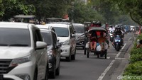 Banyaknya wisatawan membuat arus lalu lintas tersendat.