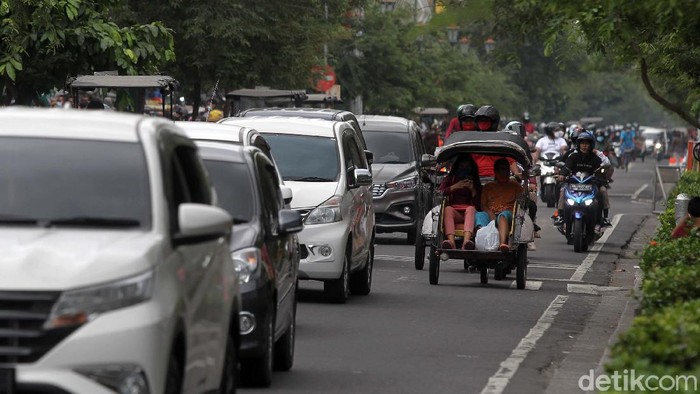 Yogyakarta masih PPKM Level 4, namun wisatawan telah memadati kawasan Malioboro. Begini potretnya.