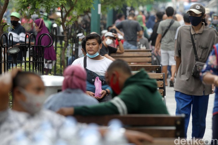 Yogyakarta masih PPKM Level 4, namun wisatawan telah memadati kawasan Malioboro. Begini potretnya.