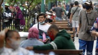 Beberapa orang tampak tidak memakai masker dengan benar saat beraktivitas di Malioboro.