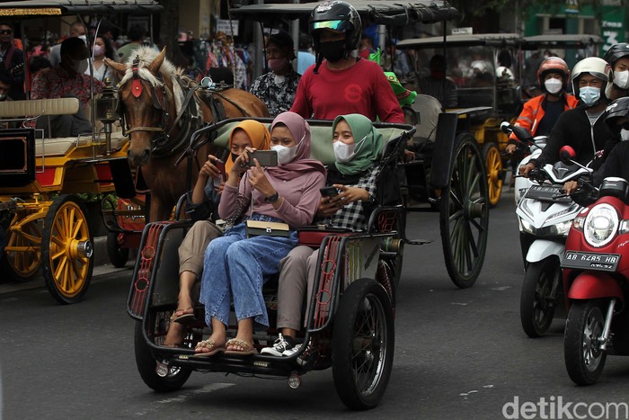 Yogyakarta masih PPKM Level 4, namun wisatawan telah memadati kawasan Malioboro. Begini potretnya.