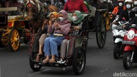 Wisatawan padati kawasan wisata Malioboro, Yogyakarta, Minggu (5/9/2021). 