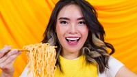 Ia kerap membuat konten yang menyita perhatian netizen dengan makanan pedas dan berukuran jumbo. Kini wanita penyuka warna kuning ini tengah menjadi sorotan karena melaporkan mantan asisten yang diduga telah menipunya sebanyak Rp 2,4 miliar. Foto: Instagram @mgdalenaf