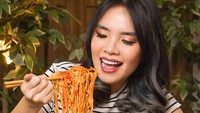 Wanita berusia 25 tahun ini diketahui sebagai penggemar makanan pedas. Banyak konten review makanannya yang terlihat mengunjungi warung makan atau restoran dengan menu pedas. Seperti bakmi yang akan ia santap satu ini. Foto: Instagram @mgdalenaf