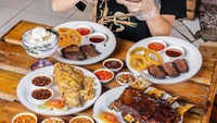 Tak hanya makanan pedas, YouTuber dengan slogan Bar Bar Kuy ini sering menyantap makanan yang porsinya jumbo. Seperti makan iga sapi dan smoked brisket yang lezat ini. Foto: Instagram @mgdalenaf
