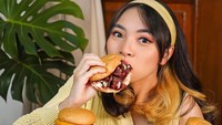 Ia juga tampak kalap ketika menikmati beberapa porsi burger. Burgernya itu ia beli dari Boom Burger. Foto: Instagram @mgdalenaf