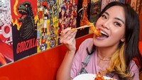Penyuka pedas, lihatlah betapa meronanya sambal yang dijadikan topping egg roll yang sedang Magda santap. Ia juga tampak menikmati rice bowl dan yakiniku. Foto: Instagram @mgdalenaf