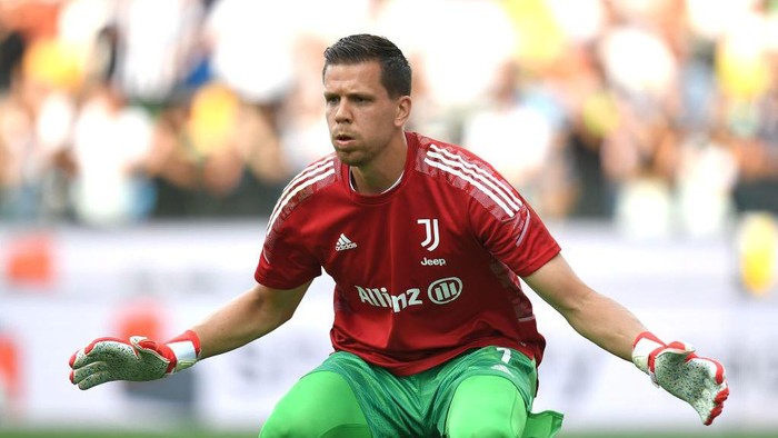 UDINE, ITALY - AUGUST 22: Wojciech Szczesny of Juventu  of Juventus  warms up before  the Serie A match between Udinese Calcio v Juventus at Dacia Arena on August 22, 2021 in Udine, Italy. (Photo by Alessandro Sabattini/Getty Images)