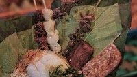 Kalau ke Solo, Jawa Tengah kamu bisa mampir di angkringan Wedangan Djembuk. Nasi kucing di sini dibanderol seharga Rp 6.500 dengan isian oseng lombok ijo, serundeng, tokolan dan lainnya. Foto: Instagram @solonyaman