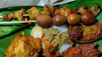 Bukan hanya di Jawa saja, di Bali pun ada angkringan yang menawarkan nasi kucing. Namanya Angkringan Damar, di sana nasi kucingnya disajikan dengan jamur, sate telur, brutu, dan tahu bacem. Foto: Instagram @angkringandamar