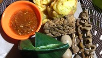Angkringan Sate Obong berada di bilangan Karawaci. Nasi kucing di sini juga dikemas dengan campuran sambal ikan terinya. Nasi kucing di sini juga ada yang dibakar. Foto: Instagram @angkringanjogja_tng