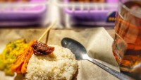 Angkringan di Yogyakarta ini sangat unik. Bernama Angkringan Pasinaon yang mengusung konsep perpustakaan dan pengunjung bisa baca buku gratis. Nasi kucing dan aneka sate juga tersedia di sini. Foto: Instagram @angkringanpasinaon_jogja