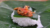 Kedai Moro di Yogyakarta ada nasi kucing yang disajikan dengan ikan asin, sambal, tempe dan jamur. Harganya murah meriah, seporsinya hanya Rp 2.500.  Foto: Instagram @kedai_moro