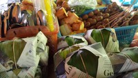 Angkringan Jembatan Janti di Yogyakarta juga selalu ramai setiap malamnya. Selain nasi kucing dengan lauk sate-satean, di sini juga tersedia lengkap aneka gorengan untuk menu pendamping. Foto: Instagram @jelajah_kulinerku