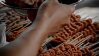 Angkringan Suwidak di Tulungagung juga jadi favorit banyak orang. Selain karena ada live musicnya, juga karena lauknya tersedia lengkap. Ada sate-satean hingga aneka gorengan. Foto: Instagram @angkringansuwidak60