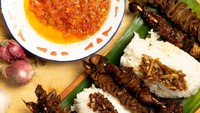 Katar Angkringan dapat ditemui di kawasan Kalideres, Jakarta Barat. Makan nasi kucing di sini bisa ditemani dengan kopi jos khas Yogyakarta. Foto: Instagram @katar.angkringan