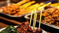 Masih di Jakarta Barat ada Angkringan NKRI yang bisa dikunjungi. Ada aneka lauk yang cocok untuk santap nasi kucingnya. Mulai dari oseng tempe hingga ikan teri. Selain itu juga ada nasi bakar di sini. Foto: Instagram  @angkringan.nkri