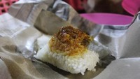 Bisa puas menikmati nasi kucing dengan sambal teri di Angkringan Abi Adnan. Di sini tersedia juga aneka sate, seperti sate usus, kikil, ati ampela dan telur puyuh, lokasinya di Setiabudi, Jakarta Selatan. Foto: detikcom