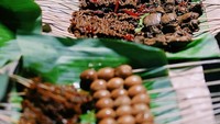 Kalau mampir di Angkringan Khas Tulung Agung sebaiknya sebelum pukul 21.00 malam. Sebab aneka lauk di sana cepat habis karena diburu pelanggan. Seperti sate-satean yang cocok untuk nasi kucing. Foto: Instagram @undergocap