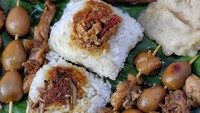 Nasi kucing di Angkringan Pakde Sugi juga tak kalah jadi favorit. Nasi kucingnya tersedia dalam 4 rasa, yaitu tempe pedas, tempe original, teri dan tongkol. Lokasinya di Meruya, Jakarta Barat. Foto: Instagram @spicyfoodid