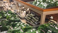 Angkringan Tugu Muda di Semarang tersedia nasi kucing dengan berbagai lauk. Nasi kucingnya dibungkus pakai daun pisan dan dipisahkan sesuai lauk, mulai dari pindang, krecek, oseng usus ayam dan lainnya. Foto: Instagram @tissacak