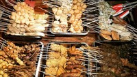Di kawasan Cipinang, Jakarta Timur juga ada warung Angkringan Jas Merah yang punya nasi kucing dengan lauk sate-satean. Ada sate usus, kulit, telur puyuh, ati ampela dan lainnya. Foto: Instagram @jasmerahh