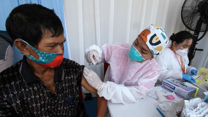 Sebanyak 300 anggota komunitas pemulung menerima vaksinasi COVID-19. Hal ini agar dapat bekerja dengan kondisi yang lebih aman dan terlindungi.