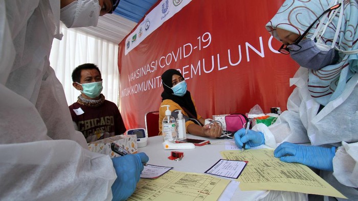 Sebanyak 300 anggota komunitas pemulung menerima vaksinasi COVID-19. Hal ini agar dapat bekerja dengan kondisi yang lebih aman dan terlindungi.