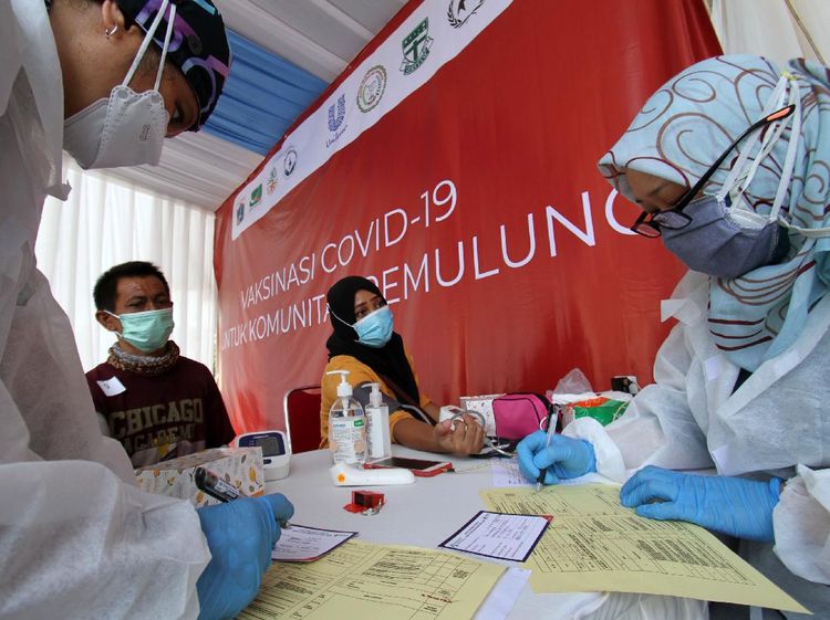 300 Pemulung Terima Vaksinasi COVID-19