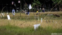 Penyebabnya cuma satu, yaitu akses ke sumber air yang terlampau sulit. Pasalnya kawasan sawah ini dikelilingi perbukitan hingga terhalang jalan raya dan stasiun kereta ke sumber air terdekat, yaitu Sungai Enim.