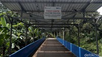 PLTS berkapasitas 16,5 Kw ini berdiri di atas jembatan yang menjadi jalan lalu lalang warga.
