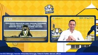 Salam hormat AHY kepada Rektor Unair, Prof M. Nasih, saat disapa sebagai mahasiswa baru Unair. (Foto: Screenshoot YouTube Unair.)