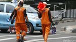 Aksi Pasukan Oranye Percantik Trotoar di Jalan Pejompongan