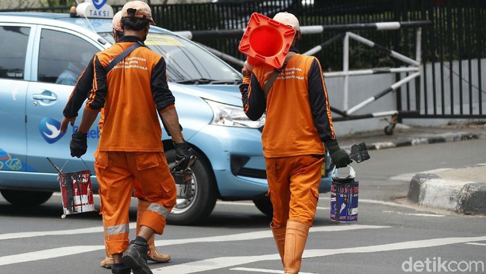 Petugas PPSU melakukan pengecatan ulang di trotoar yang ada di kawasan Pejompongan, Jakarta. Pengecatan dilakukan sebagai bagian mempercantik kawasan Ibu Kota.
