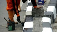 Pengecatan ulang itu dilakukan agar trotoar di kawasan itu tak terlihat kusam.