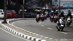 Aksi Pasukan Oranye Percantik Trotoar di Jalan Pejompongan