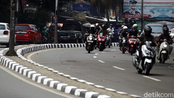 Petugas PPSU melakukan pengecatan ulang di trotoar yang ada di kawasan Pejompongan, Jakarta. Pengecatan dilakukan sebagai bagian mempercantik kawasan Ibu Kota.