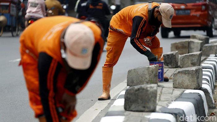 Petugas PPSU melakukan pengecatan ulang di trotoar yang ada di kawasan Pejompongan, Jakarta. Pengecatan dilakukan sebagai bagian mempercantik kawasan Ibu Kota.
