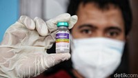 Pemberian vaksin rabies ini dilakukan satu tahun sekali. Biasanya dilaksanakan oleh Petugas dari Suku Dinas Ketahanan Pangan, Kelautan dan Pertanian (KPKP) bersama Dokter Hewan. 