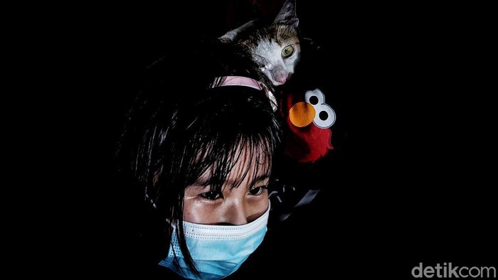Antisipasi Rabies, Hewan-hewan Ini juga Divaksinasi Lho Dokter Hewan dan Petugas dari Suku Dinas Ketahanan Pangan, Kelautan dan Pertanian (KPKP) memberikan vaksin rabies kepada hewan peliharaan warga di kawasan RW 06, Sunter Jaya, Jakarta Utara, Senin (6/9).