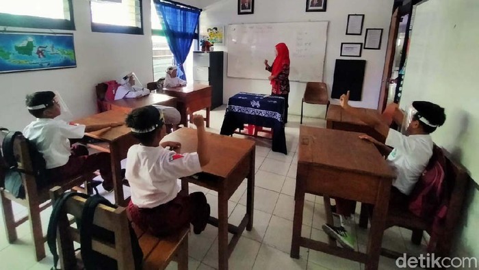 Para siswa Sekolah luar biasa (SLB) Karya Mulia di Kota Surabaya melakukan pembelajaran tatap muka (PTM). PTM disambut riang gembira oleh guru dan siswa.