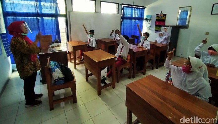 Para siswa Sekolah luar biasa (SLB) Karya Mulia di Kota Surabaya melakukan pembelajaran tatap muka (PTM). PTM disambut riang gembira oleh guru dan siswa.