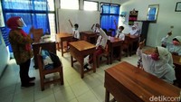 Suasana pembelajaran tatap muka (PTM) di SDLB-B Karya Mulia Jalan Wonokromo, Surabaya, Senin (6/9).