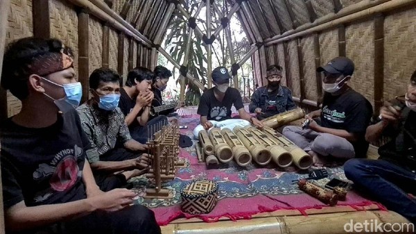 Selain dikenal dengan sebutan Kampung Bambu, kawasan itu juga dikenal dengan Kampung Enggrang atau keterampilan berjalan di atas batang bambu. Sumber daya alam hutan bambu sangat melimpah, wajar ketika kawasan ini kental dengan budaya terkait bambu. Selain dikenal dengan sebutan Kampung Bambu, kawasan itu juga dikenal dengan Kampung Enggrang atau keterampilan berjalan di atas batang bambu. Sumber daya alam hutan bambu sangat melimpah, wajar ketika kawasan ini kental dengan budaya terkait bambu.