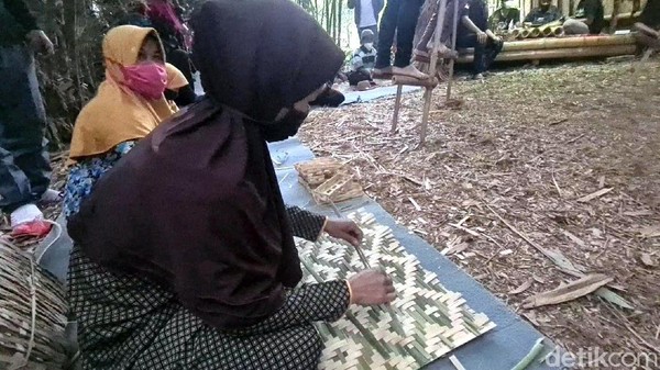 Di lokasi itu, Sandiaga disuguhkan keterampilan masyarakat menganyam berbagai kerajinan berbasis bambu, seni alat musik menggunakan bambu dan atraksi enggrang yang dimainkan oleh anak-anak. Di lokasi itu, Sandiaga disuguhkan keterampilan masyarakat menganyam berbagai kerajinan berbasis bambu, seni alat musik menggunakan bambu dan atraksi enggrang yang dimainkan oleh anak-anak.