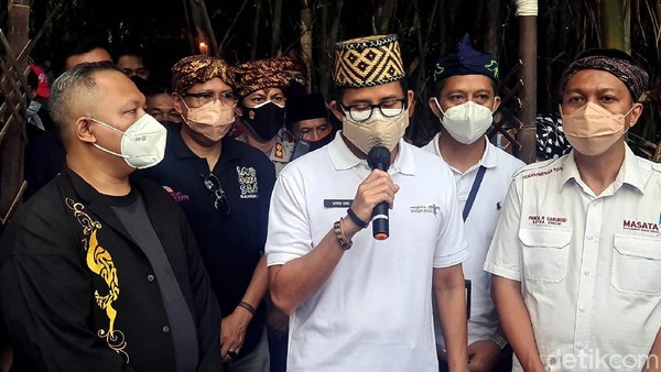 Suasana hutan bambu di Kampung Cibiru memang sangat asri seolah memiliki daya magis, perasaan nyaman dan segar menyergap saat memasuki kawasan itu. Rimbunan hutan bambu dibuat sedemikian rupa seolah memasuki dunia lain karena sangat terasa sekali perbedaan cuaca dari luar dan dalam rimbun bambu. Sandiaga pun berharap semua pihak dapat bersinergi untuk mengembangkan potensi masyarakat yang ada. Dengan adanya sinergi maka masyarakat tidak akan kesulitan mendapat akses pemasaran dan pengembangan yang lebih luas nantinya. Suasana hutan bambu di Kampung Cibiru memang sangat asri seolah memiliki daya magis, perasaan nyaman dan segar menyergap saat memasuki kawasan itu. Rimbunan hutan bambu dibuat sedemikian rupa seolah memasuki dunia lain karena sangat terasa sekali perbedaan cuaca dari luar dan dalam rimbun bambu. Sandiaga pun berharap semua pihak dapat bersinergi untuk mengembangkan potensi masyarakat yang ada. Dengan adanya sinergi maka masyarakat tidak akan kesulitan mendapat akses pemasaran dan pengembangan yang lebih luas nantinya.
